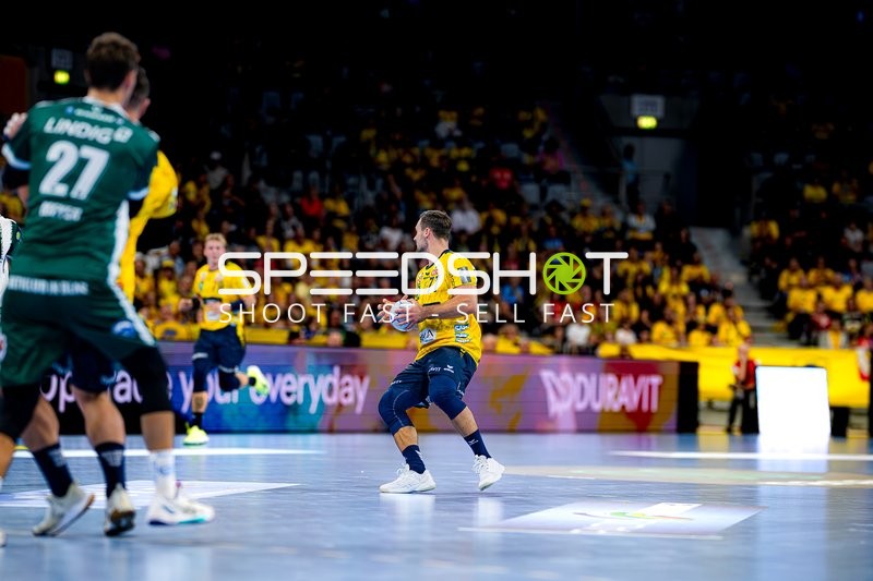 Lukas Sandell (11; Rhein Neckar Löwen) wirft den Ball