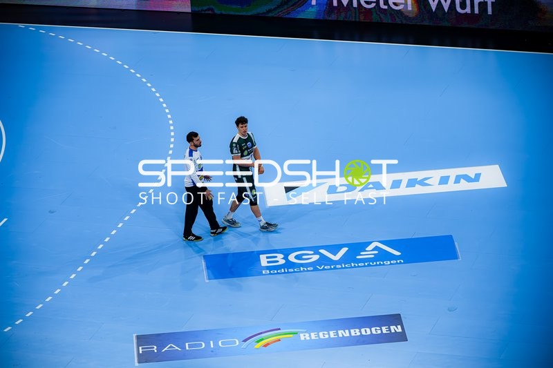 Tillman Leu (99; ThSV Eisenach) und Matija Spikic (1; ThSV Eisenach) im Gespräch