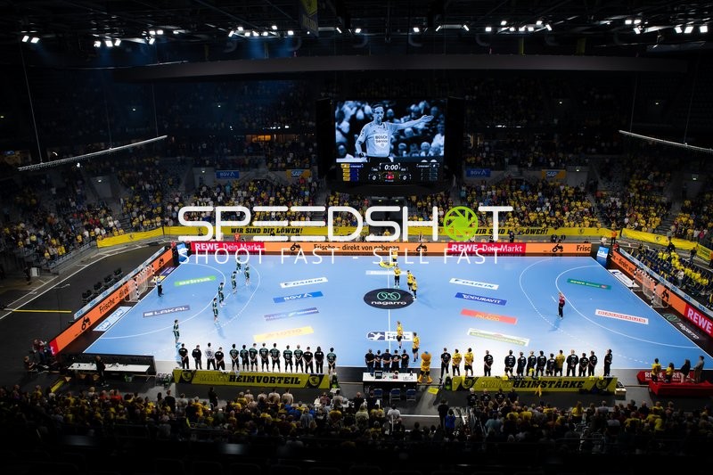 Teams positionieren sich vor Spielbeginn