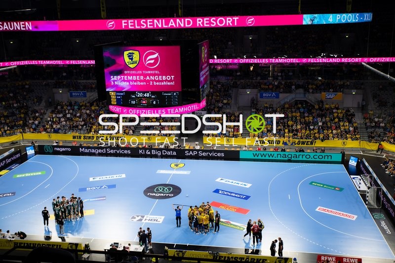 Teams positionieren sich vor Spielbeginn