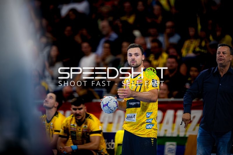 Dani Baijens (77; Rhein Neckar Löwen) positioniert sich