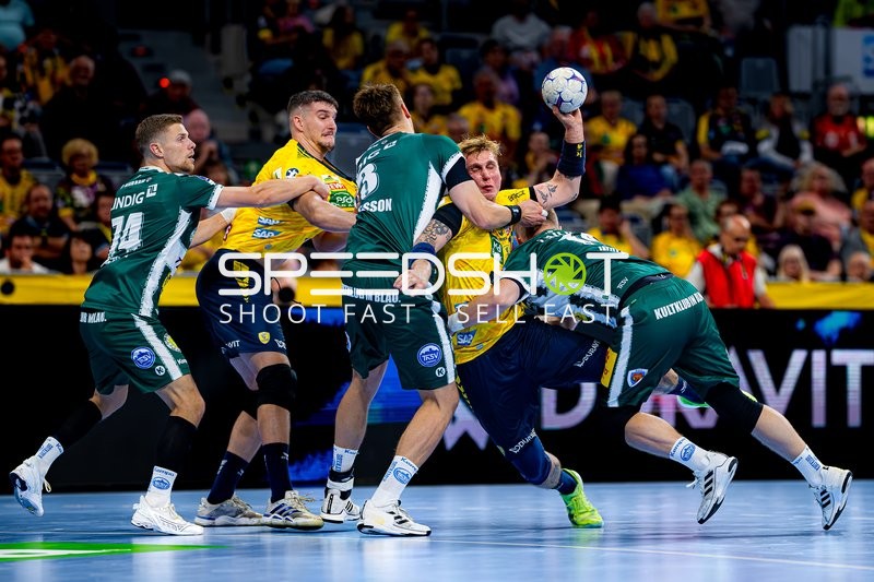 Halil Jaganjac (45; Rhein Neckar Löwen) und Edwin Aspenbäck (78; Rhein Neckar Löwen) im Zweikampf mit Vincent Buchner (74; ThSV Eisenach)