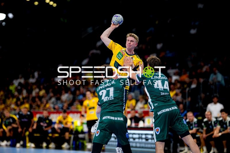 Haukur Thrastarson (25; Rhein Neckar Löwen) wirft aufs Tor