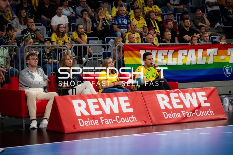 Fans der Rhein Neckar Löwen auf Fan-Couch