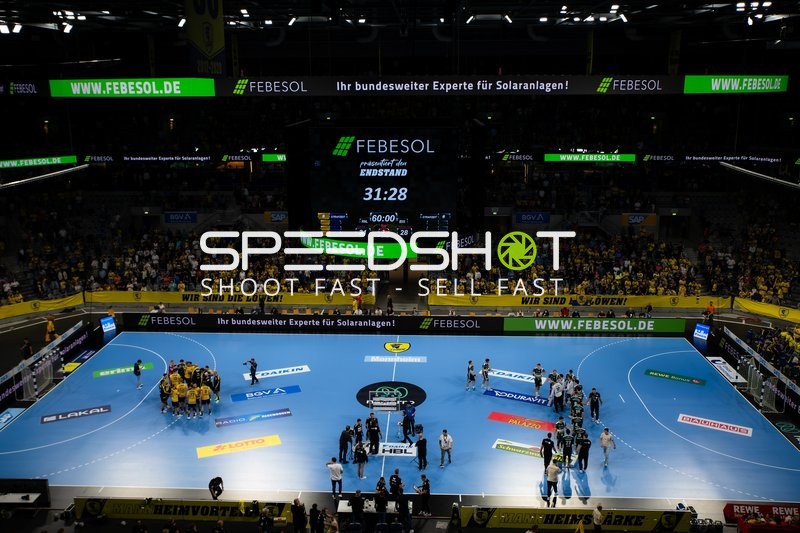 Teams positionieren sich nach Spielende