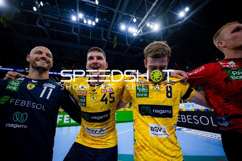 Halil Jaganjac (45; Rhein Neckar Löwen), Tim Nothdurft (8; Rhein Neckar Löwen) und Lukas Sandell (11; Rhein Neckar Löwen) jubeln gemeinsam