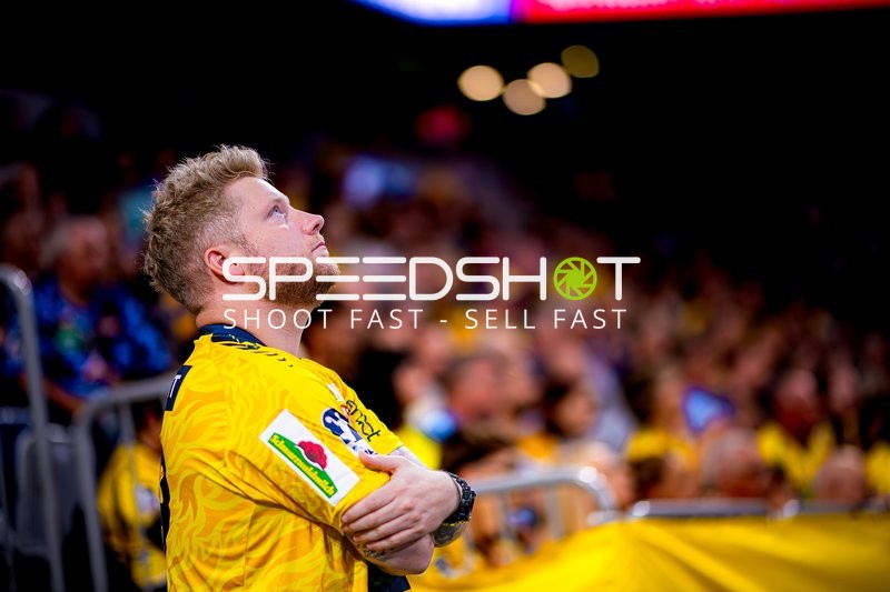 Kevin Gerwin (49; Rhein Neckar Löwen) an der Seitenlinie