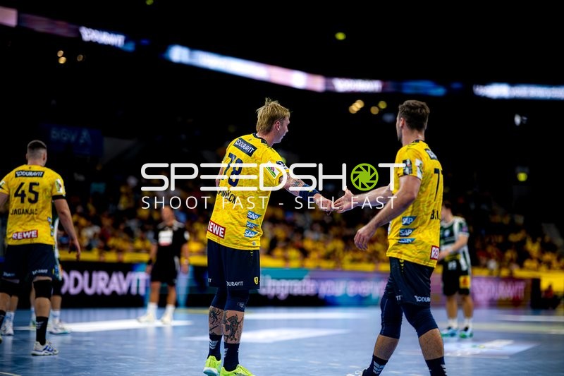 Edwin Aspenbäck (78; Rhein Neckar Löwen) und Robert Timmermeister (7; Rhein Neckar Löwen) geben sich die Hand