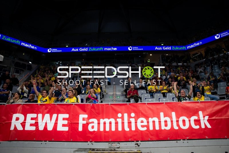 Fans im Familienblock feiern