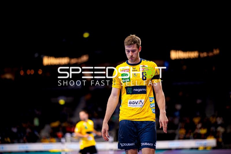 Tim Nothdurft (8; Rhein Neckar Löwen) positioniert sich