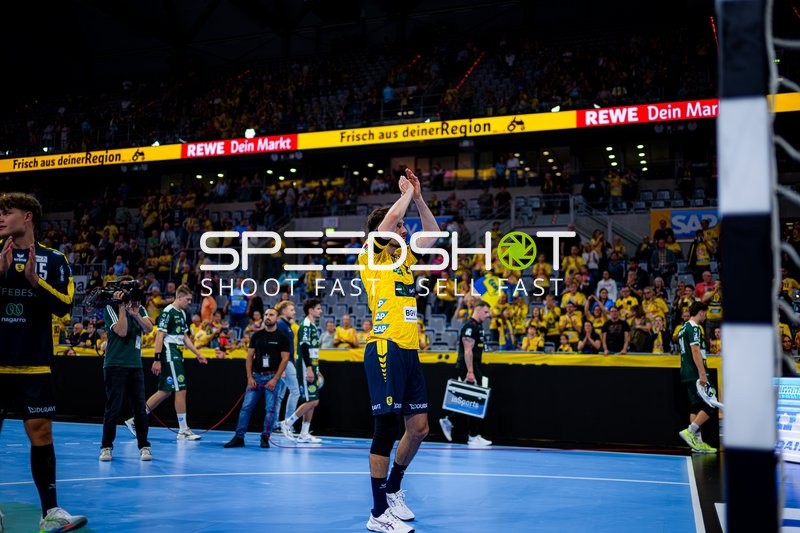 David More (15; Rhein Neckar Löwen) positioniert sich