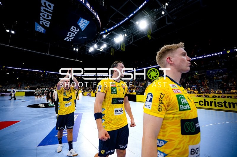 Spieler Robert Timmermeister (7; Rhein Neckar Löwen), Haukur Thrastarson (25; Rhein Neckar Löwen) und Mathias Larson (4; Rhein Neckar Löwen) positionieren sich