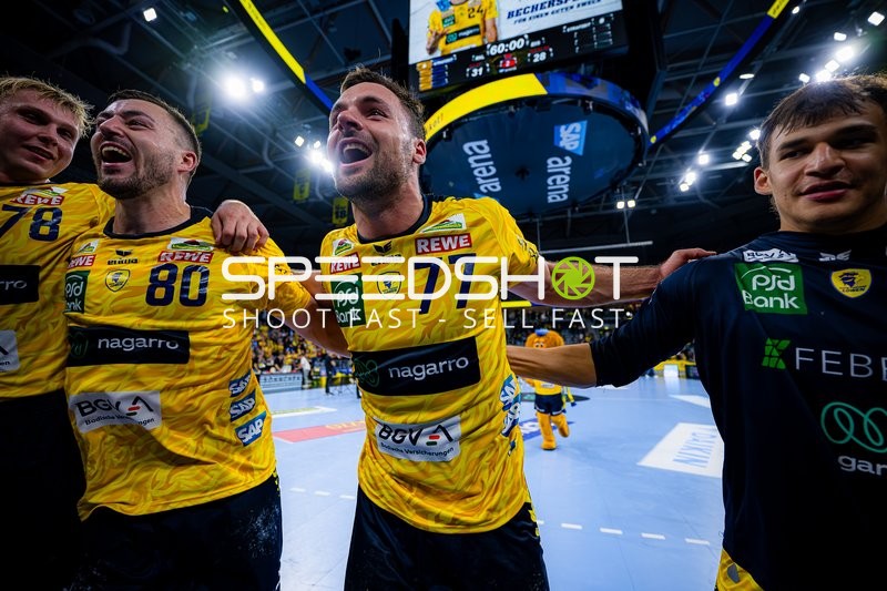 Dani Baijens (77; Rhein Neckar Löwen), Jannik Kohlbacher (80; Rhein Neckar Löwen), Edwin Aspenbäck (78; Rhein Neckar Löwen) und Gino Steenaerts (14; Rhein Neckar Löwen) feiern gemeinsam
