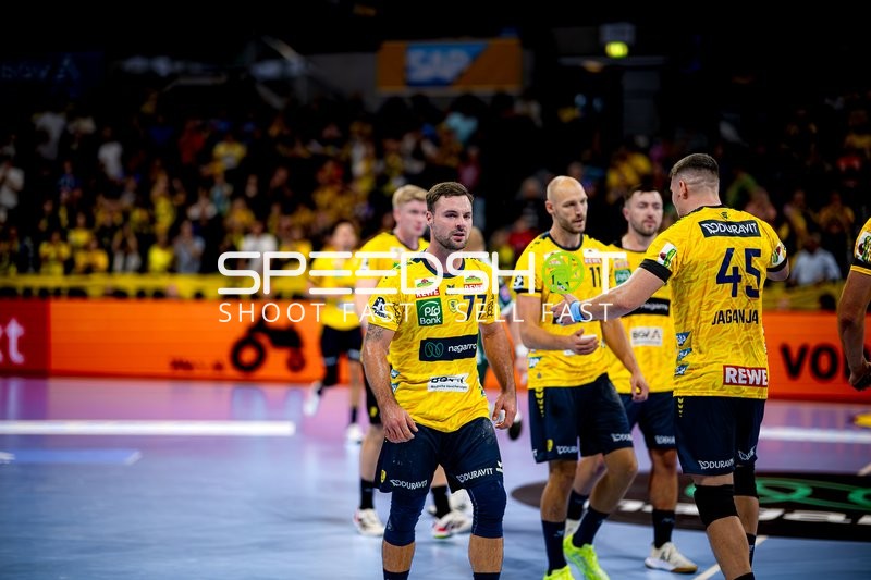 Dani Baijens (77; Rhein Neckar Löwen) positionieren sich