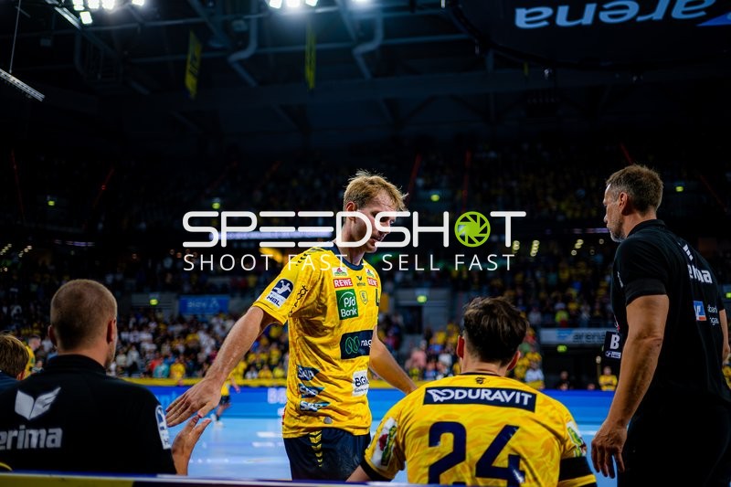 Mathias Larson (4; Rhein Neckar Löwen) positioniert sich