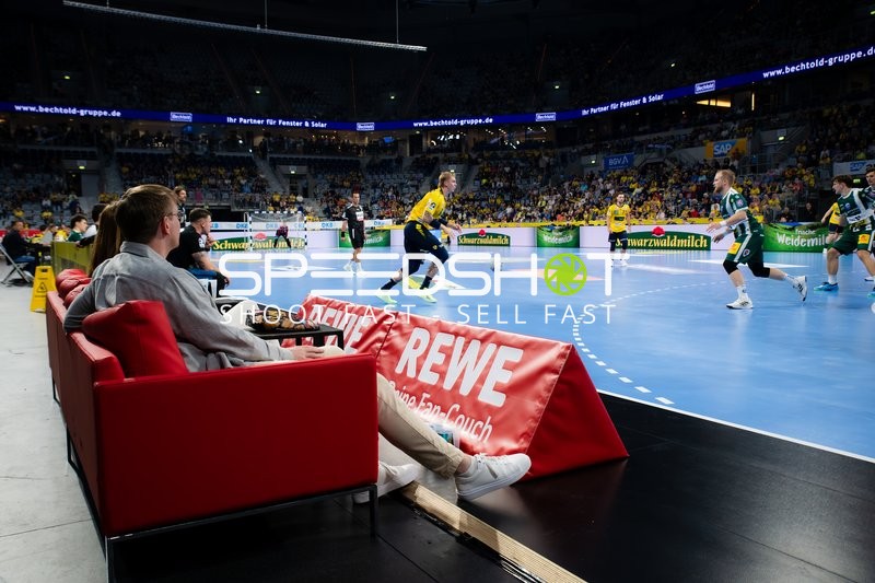 Edwin Aspenbäck (78; Rhein Neckar Löwen) läuft mit dem Ball