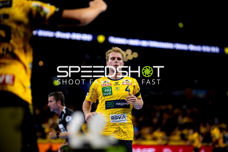 Mathias Larson (4; Rhein Neckar Löwen) positioniert sich