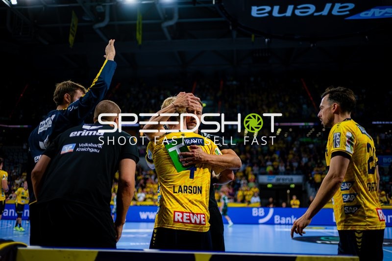 Robert Timmermeister (7; Rhein Neckar Löwen) im Gespräch mit Trainer