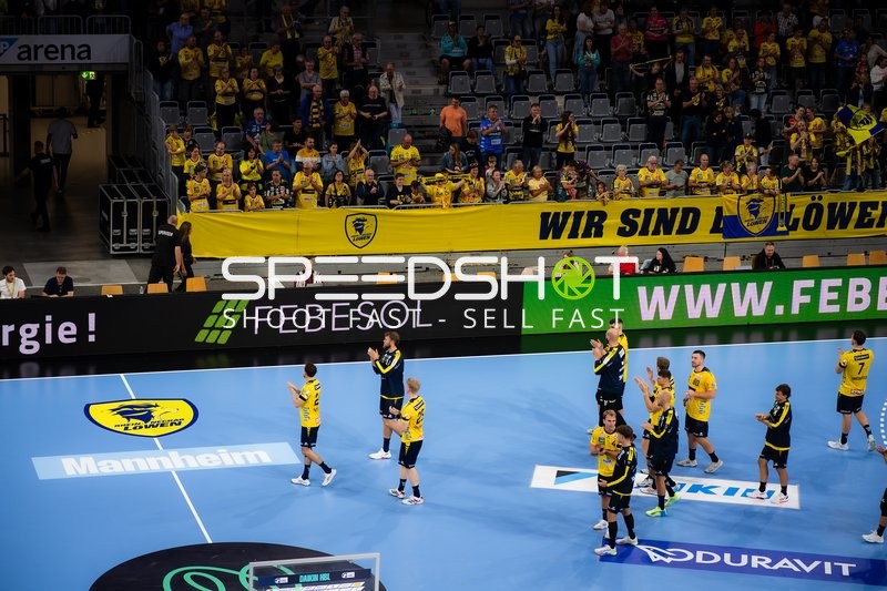 Spieler Mathias Larson (4; Rhein Neckar Löwen) und Steven Plucnar Jacobsen (9; Rhein Neckar Löwen) applaudieren