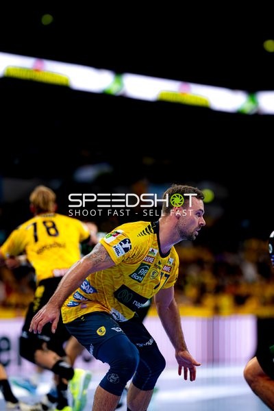 Dani Baijens (77; Rhein Neckar Löwen) verteidigt