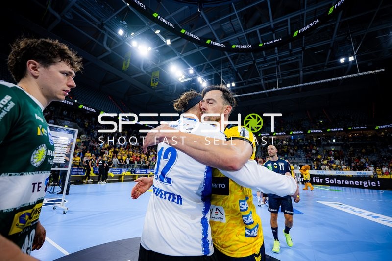 Lukas Sandell (11; Rhein Neckar Löwen) und Tillman Leu (99; ThSV Eisenach) im Gespräch