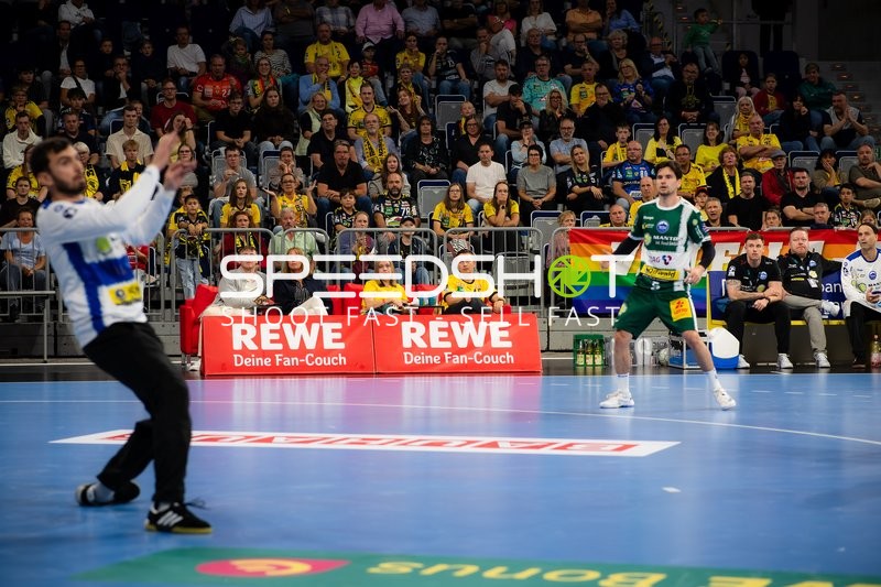 Drei Spieler von Timothy Reichmuth (5; ThSV Eisenach), Silvio Heinevetter (12; ThSV Eisenach) und Matija Spikic (1; ThSV Eisenach) in Aktion