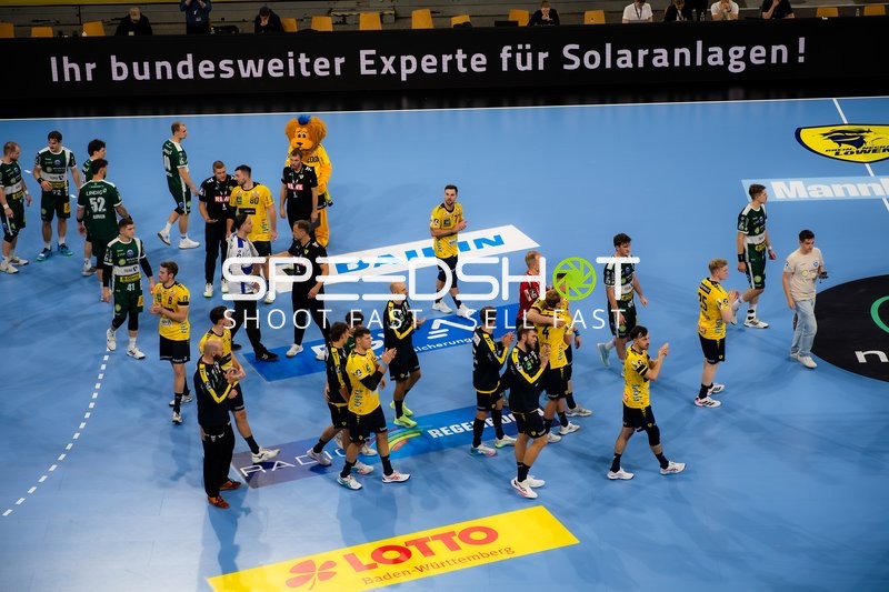 Spieler applaudieren nach Spiel