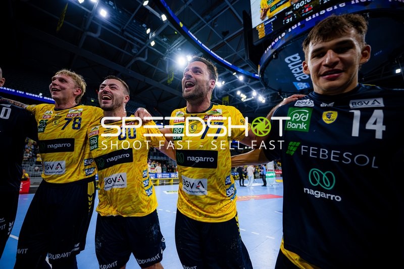 Jubel bei Edwin Aspenbäck (78; Rhein Neckar Löwen) und Team