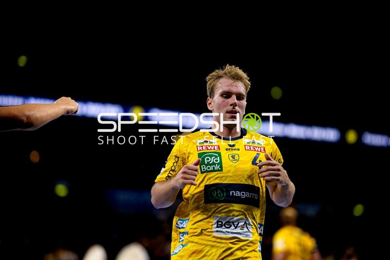 Mathias Larson (4; Rhein Neckar Löwen) positioniert sich