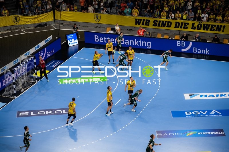 Spieler kämpfen um den Ball