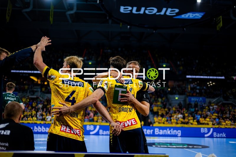 Trainer Maik Machulla (Trainer; Rhein Neckar Löwen) umarmt Spieler