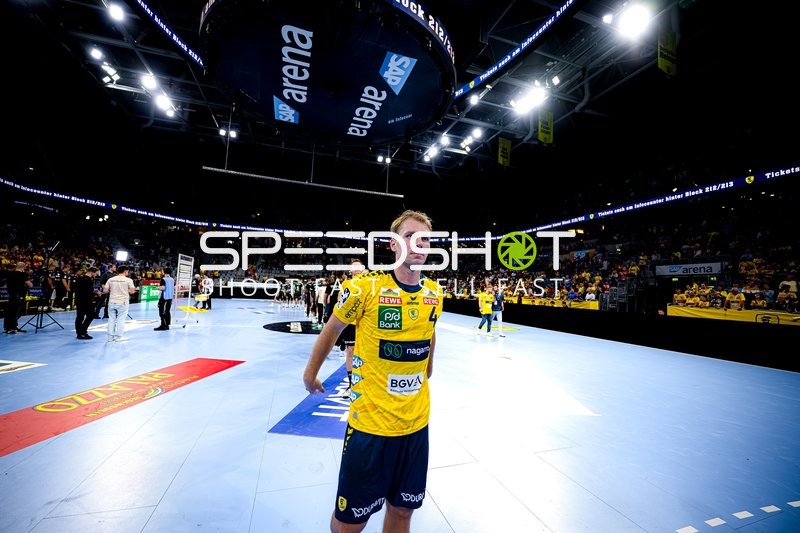 Mathias Larson (4; Rhein Neckar Löwen) positioniert sich