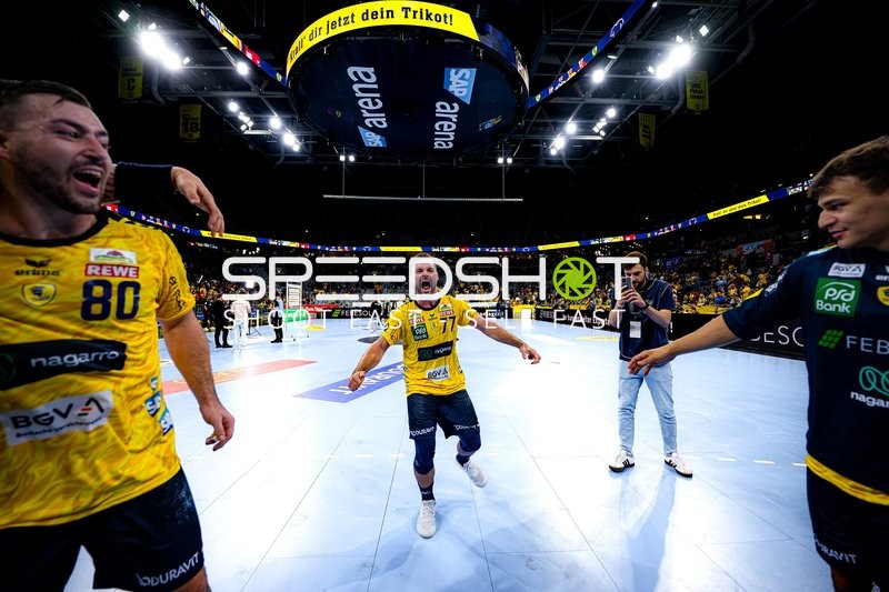 Jubel bei Jannik Kohlbacher (80; Rhein Neckar Löwen), Dani Baijens (77; Rhein Neckar Löwen) und Gino Steenaerts (14; Rhein Neckar Löwen)