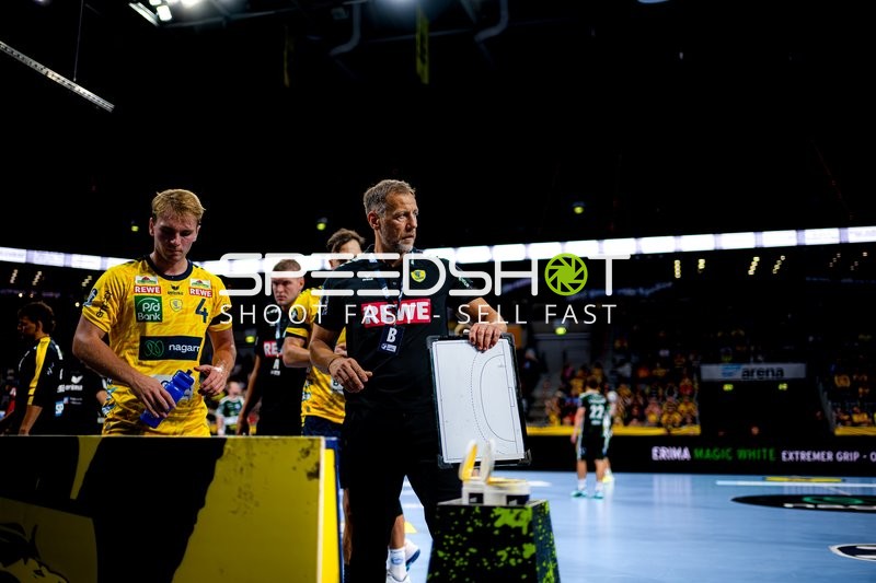 Mathias Larson (4; Rhein Neckar Löwen) mit Trainer und Co-Trainer