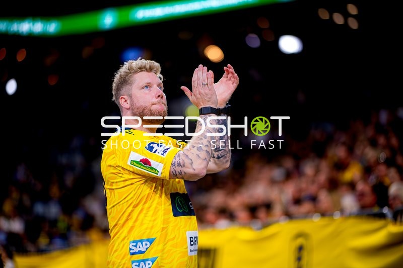 Kevin Gerwin (49; Rhein Neckar Löwen) positioniert sich