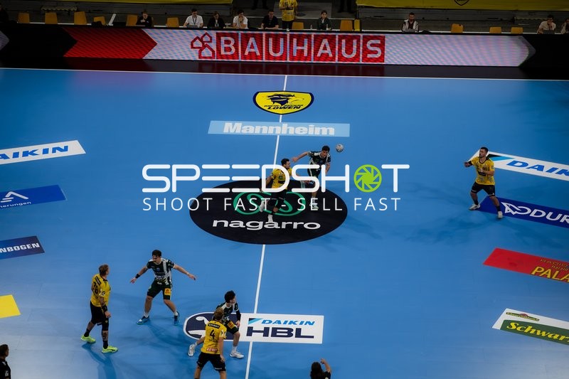 Mathias Larson (4; Rhein Neckar Löwen) und Timothy Reichmuth (5; ThSV Eisenach) kämpfen um den Ball