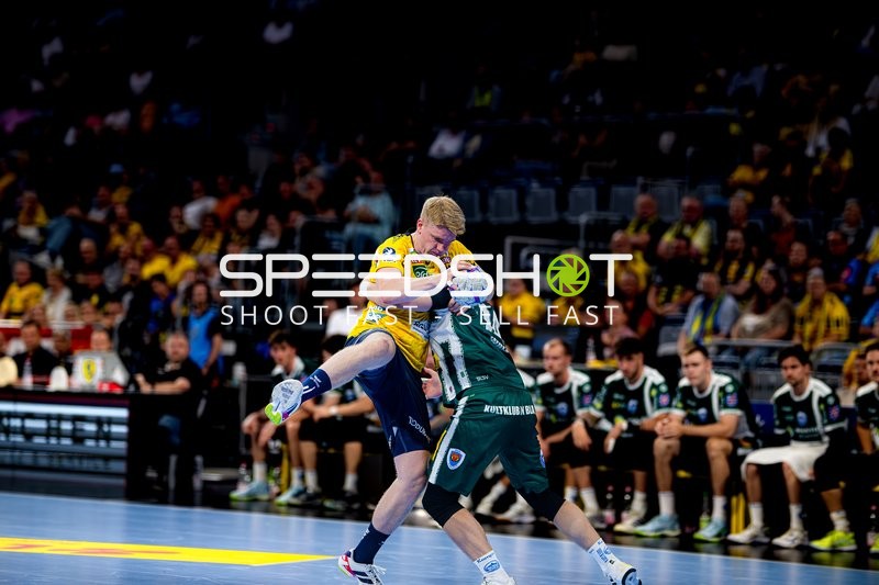 Spieler kämpfen um den Ball