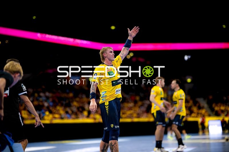 Edwin Aspenbäck (78; Rhein Neckar Löwen) positioniert sich