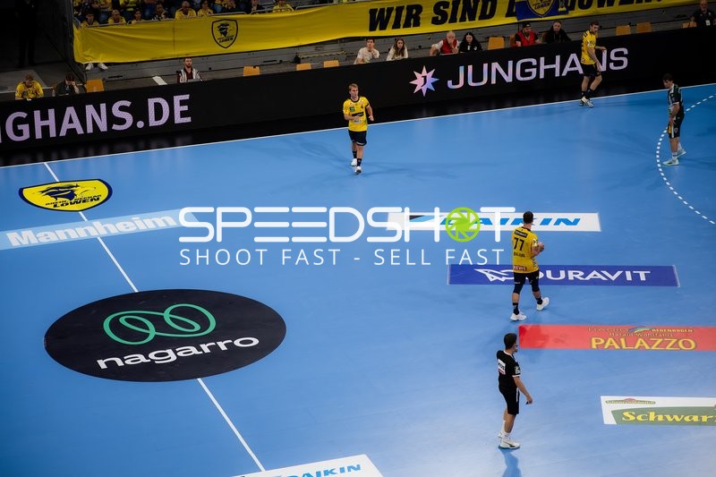 Mathias Larson (4; Rhein Neckar Löwen) positioniert sich