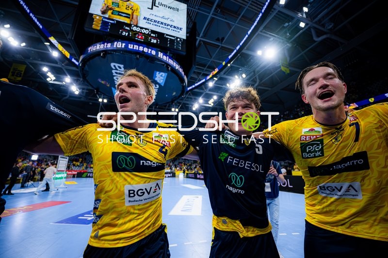 Mathias Larson (4; Rhein Neckar Löwen), 5; Rhein Neckar Löwen und David More (15; Rhein Neckar Löwen) jubeln gemeinsam