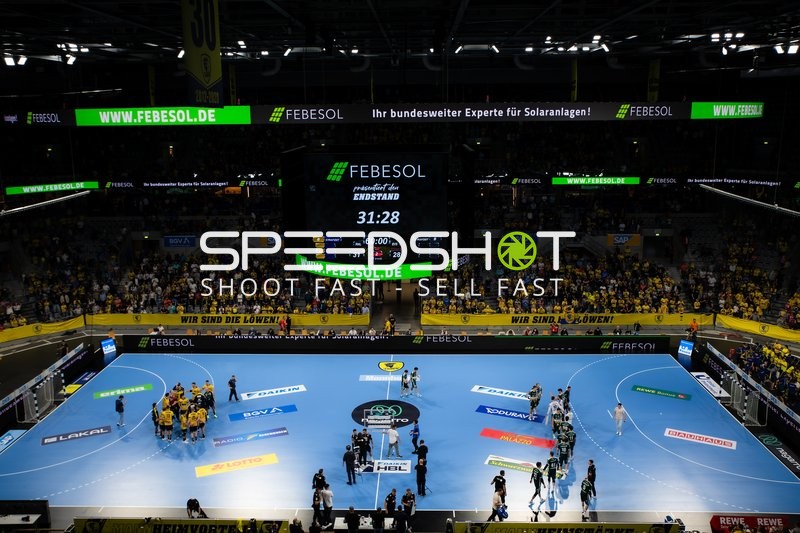 Teams nach Spielende auf dem Spielfeld