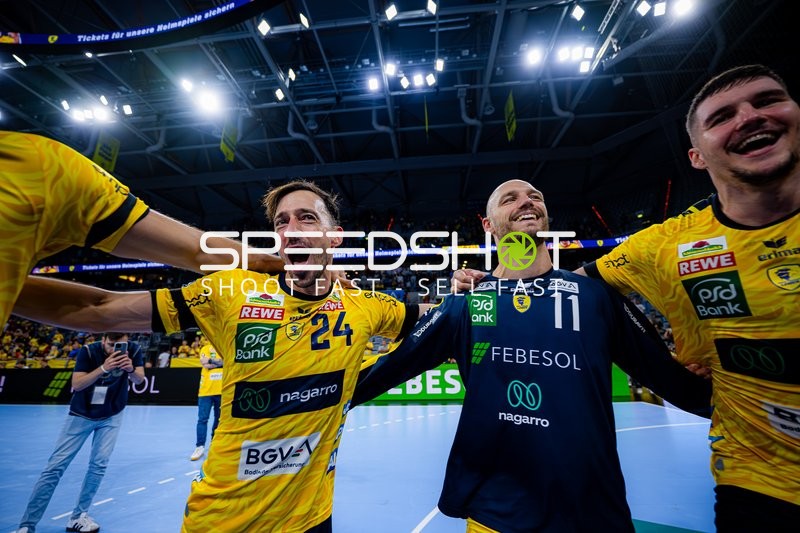 Patrick Groetzki (24; Rhein Neckar Löwen), Lukas Sandell (11; Rhein Neckar Löwen) und Halil Jaganjac (45; Rhein Neckar Löwen) jubeln gemeinsam