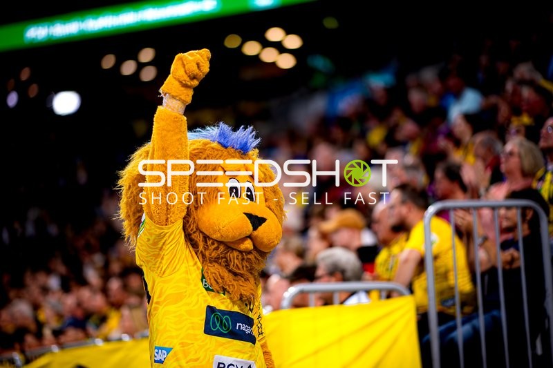 Maskottchen Kevin Gerwin (49; Rhein Neckar Löwen) jubelt