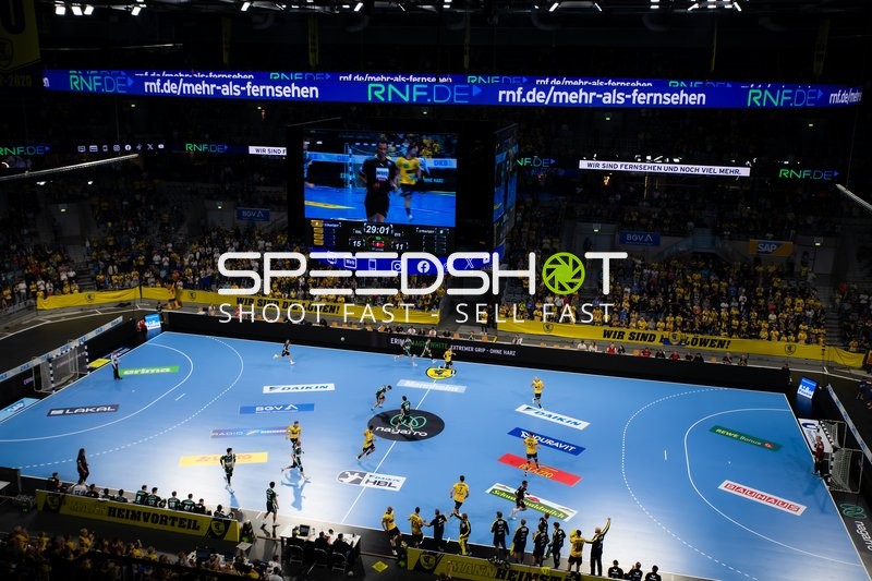 Robert Timmermeister (7; Rhein Neckar Löwen) passt den Ball