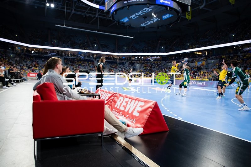 Spieler kämpfen um den Ball