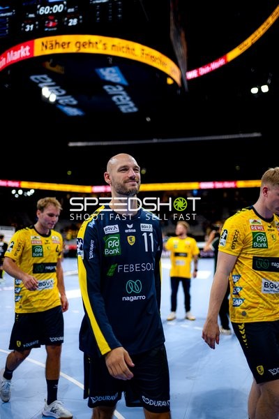 Spieler Lukas Sandell (11; Rhein Neckar Löwen) und Mathias Larson (4; Rhein Neckar Löwen) positionieren sich