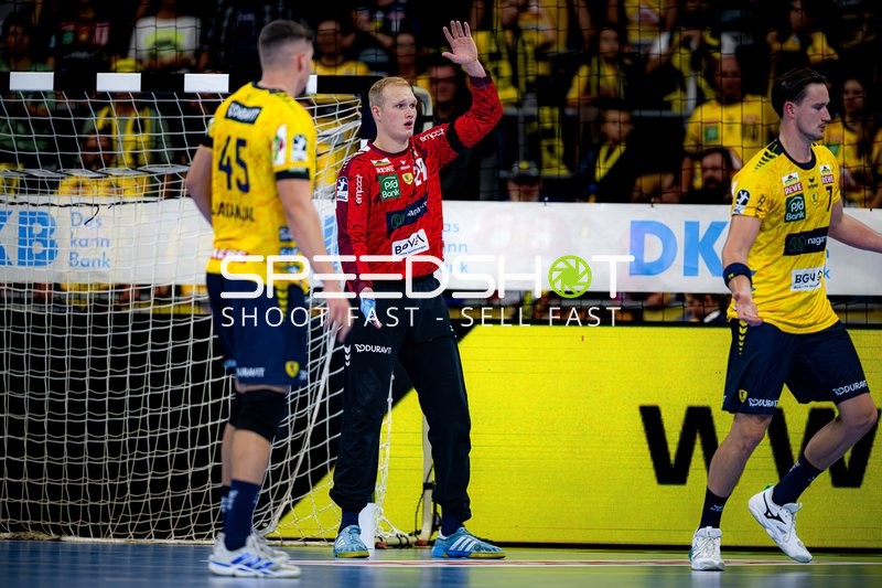 David Späth (29; Rhein Neckar Löwen) steht bereit im Tor