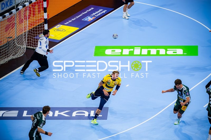 Edwin Aspenbäck (78; Rhein Neckar Löwen) wirft aufs Tor