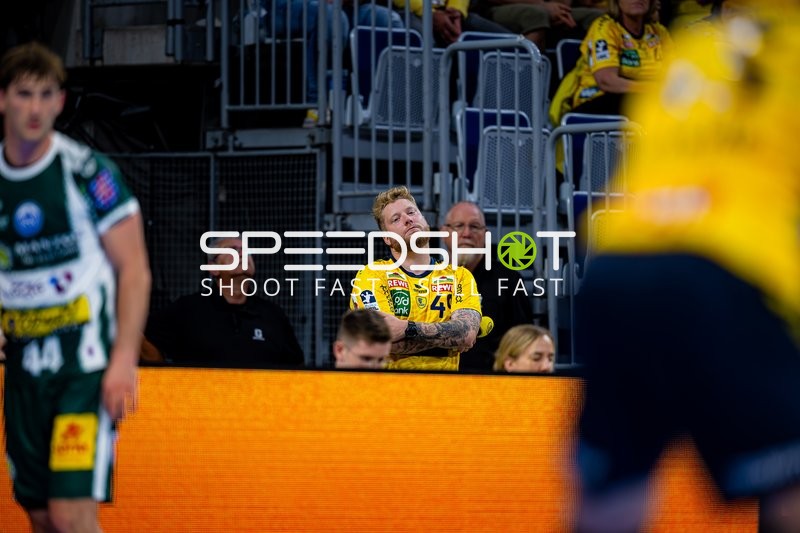 Kevin Gerwin (49; Rhein Neckar Löwen) positioniert sich