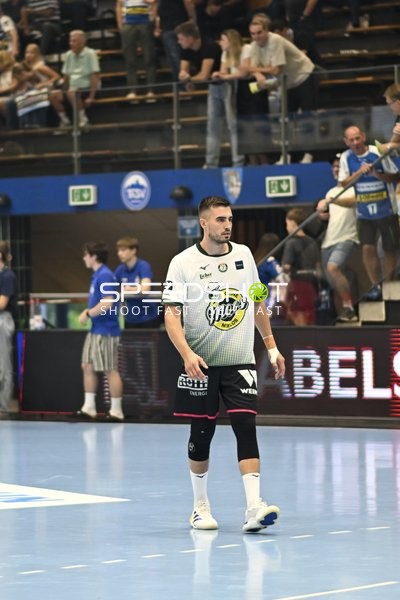 {48_??} positioniert sich